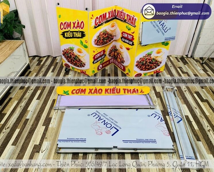 xe bán cơm rang vỉa hè