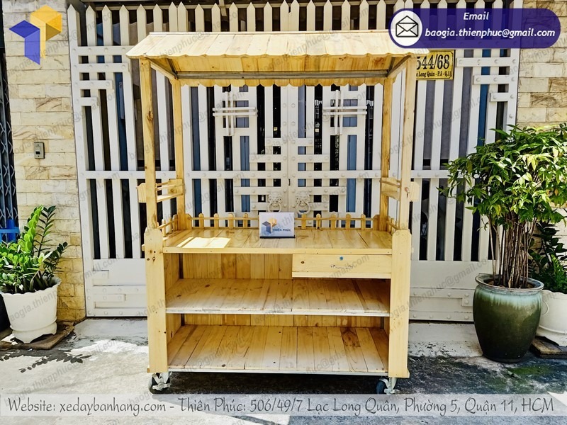 xe bán trà sữa cá viên bằng gỗ